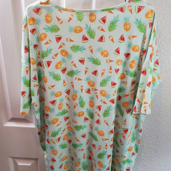 LulaRoe Tropical Tee - Picture 12 of 13